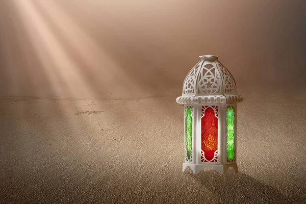 在沙漠上闪烁着五彩缤纷光芒的阿拉伯灯 — 图库照片
