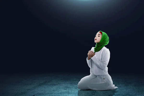 Wanita Muslim Asia Duduk Berkerudung Sambil Mengangkat Tangan Dan Berdoa — Stok Foto