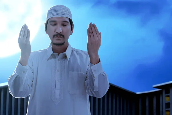 Asian Muslim Man Standing While Raised Hands Praying Night Scene — Stock Photo, Image