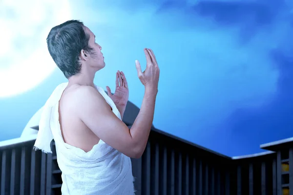 Asian Muslim Man Ihram Clothes Praying Prayer Beads His Hands — Stock Photo, Image