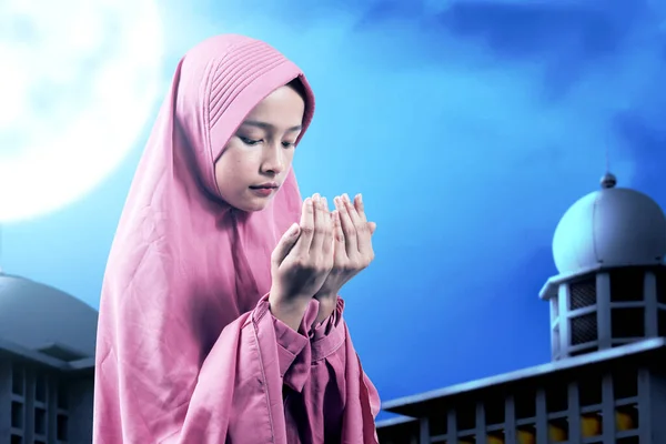 Azjatycka Muzułmanka Welonie Stojąca Podniesionymi Rękami Modląca Się Tle Sceny — Zdjęcie stockowe