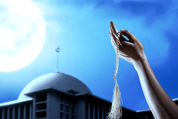 Мусульманин Молився Намистинами Руках Нічною Сценою — стокове фото