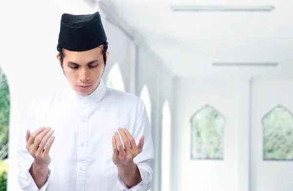 Ázsiai Muszlim Férfi Áll Miközben Felemelt Kézzel Imádkozik Mecsetben — Stock Fotó
