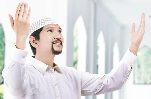 Hombre Musulmán Asiático Pie Mientras Levanta Las Manos Reza Mezquita —  Fotos de Stock