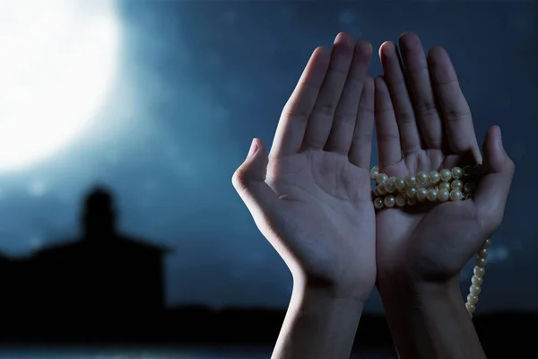 Muslim Pria Berdoa Dengan Tasbih Tangannya Dengan Latar Belakang Adegan — Stok Foto