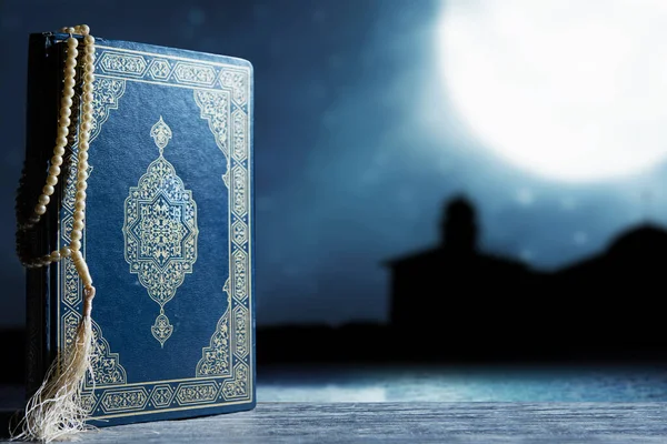 Quran Dan Tasbih Atas Meja Dengan Latar Belakang Adegan Malam — Stok Foto