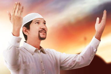 Asyalı Müslüman adam elini kaldırdı ve dramatik bir geçmişle dua etti.