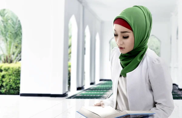 Aziatische Moslimvrouw Een Sluier Zittend Koran Lezend Moskee — Stockfoto