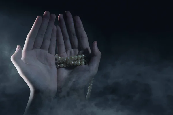 Muslim Man Praying Prayer Beads His Hands Dark Background — Foto de Stock