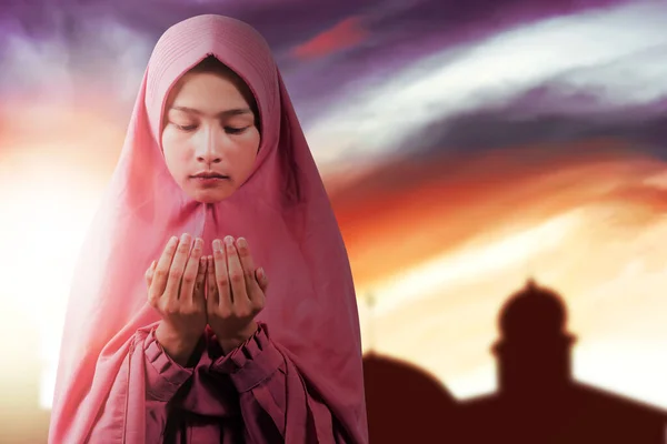 Азійська Мусульманка Стоїть Вуалі Підносячи Руки Молячись Драматичним Небом — стокове фото