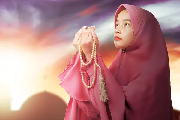 Asian Muslim Woman Veil Praying Prayer Beads Her Hands Dramatic — Stock Photo, Image