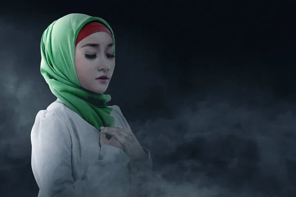 Ázsiai Muszlim Fátyol Áll Miközben Felemelte Kezét Imádkozik Sötét Háttérrel — Stock Fotó