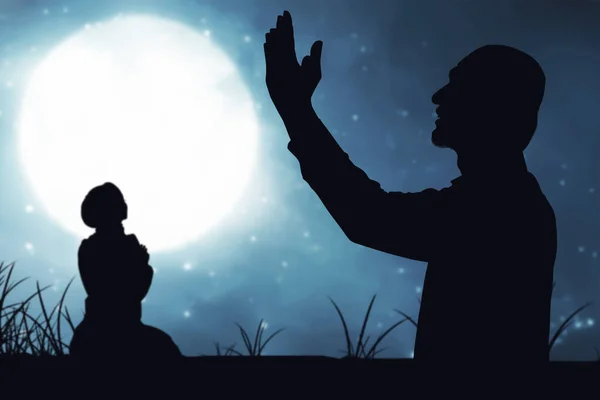 Silhouet Van Moslims Biddend Met Achtergrond Van Nachtscène — Stockfoto