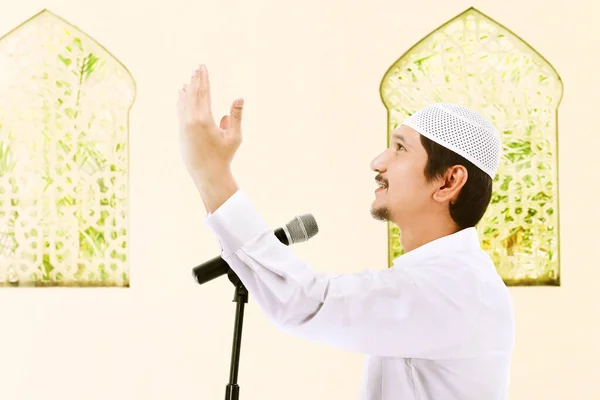 Asiático Muçulmano Homem Enquanto Levantou Mãos Dando Sermão Sobre Mesquita — Fotografia de Stock