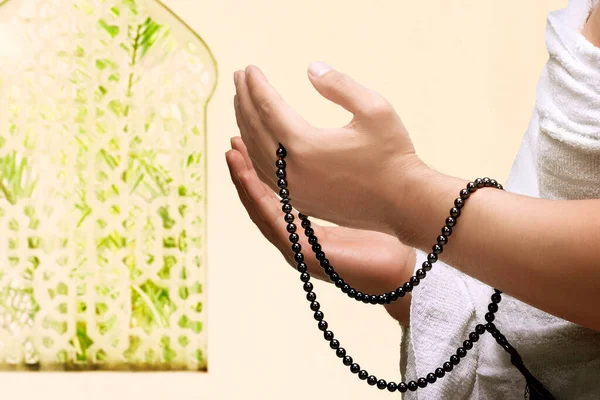 Ein Muslimischer Mann Ihram Kleidung Betet Mit Gebetsperlen Den Händen — Stockfoto