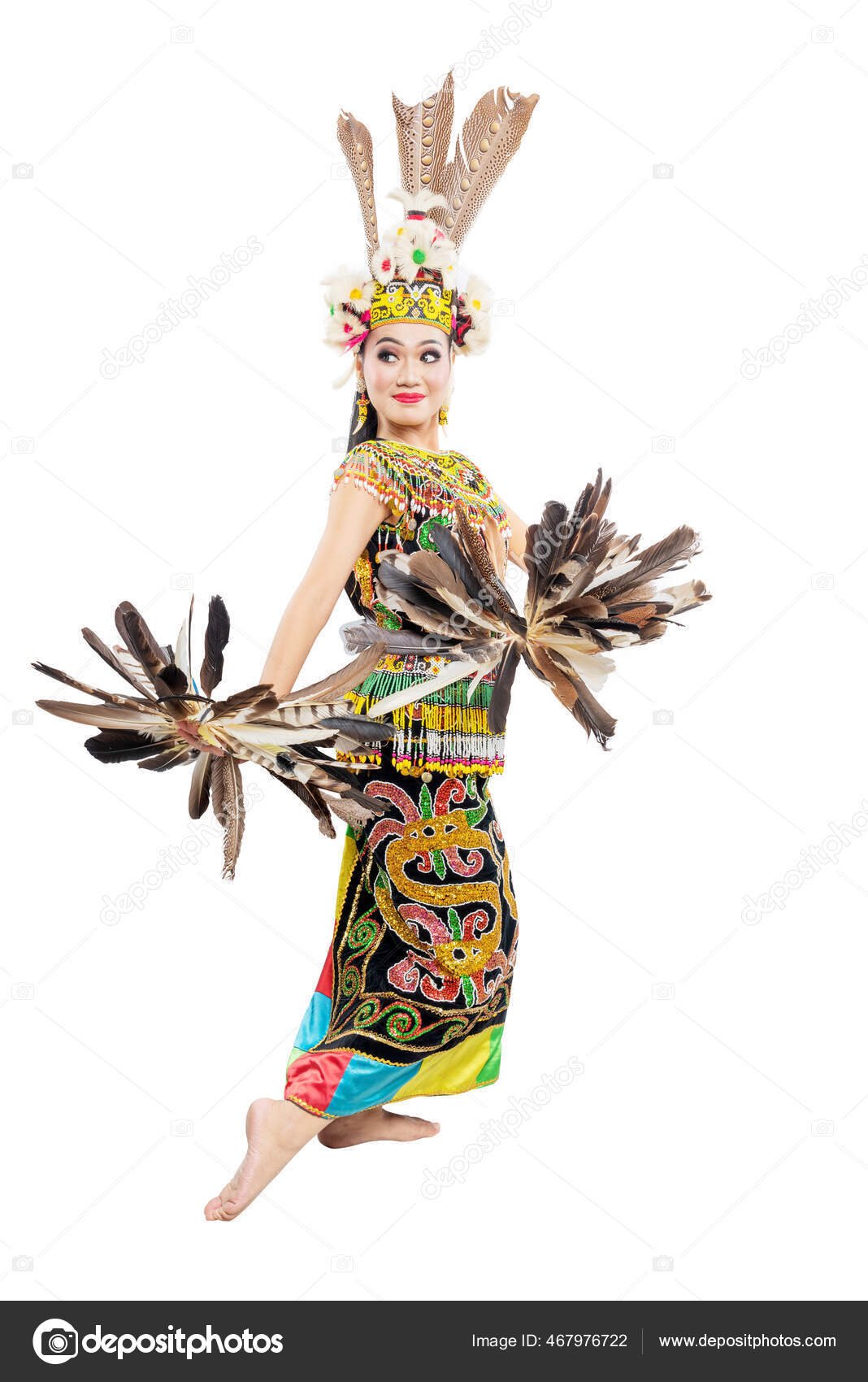 Perempuan Asia Yang Menari Tarian Tradisional Kalimantan Timur Tari Giring Stok Foto C Leolintang 467976722