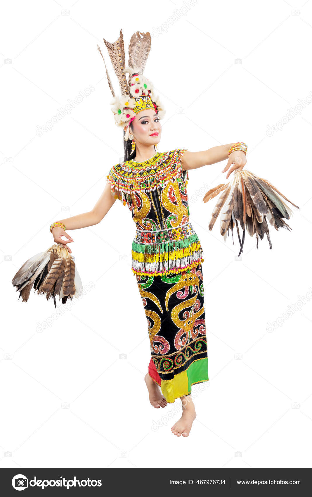 Perempuan Asia Yang Menari Tarian Tradisional Kalimantan Timur Tari Giring Stok Foto C Leolintang 467976734