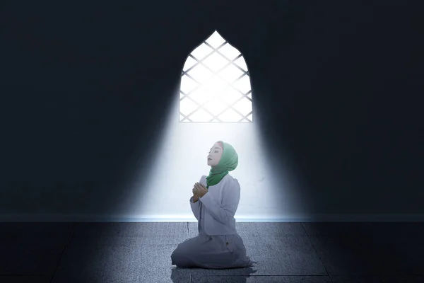 Asiatische Muslimische Frau Einem Schleier Sitzt Während Erhobene Hände Und — Stockfoto