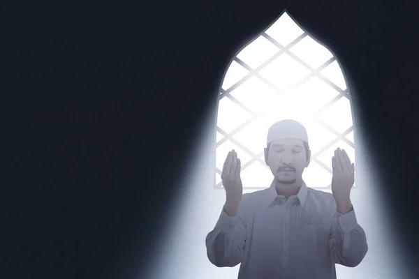 亚洲穆斯林男子举手表决 在房间里祈祷 背景浅薄 — 图库照片