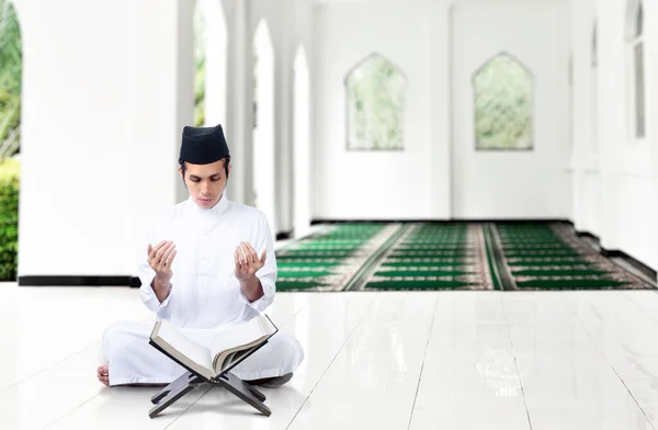 Asiatique Musulman Assis Tout Levant Les Mains Priant Sur Mosquée — Photo