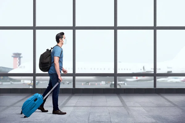 Homem Asiático Máscara Facial Com Mochila Mala Terminal Aeroporto Viajar — Fotografia de Stock