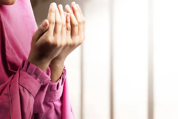 立ち上がりながら手を上げ モスクで祈りながらベールに身を包んだムスリム女性 — ストック写真