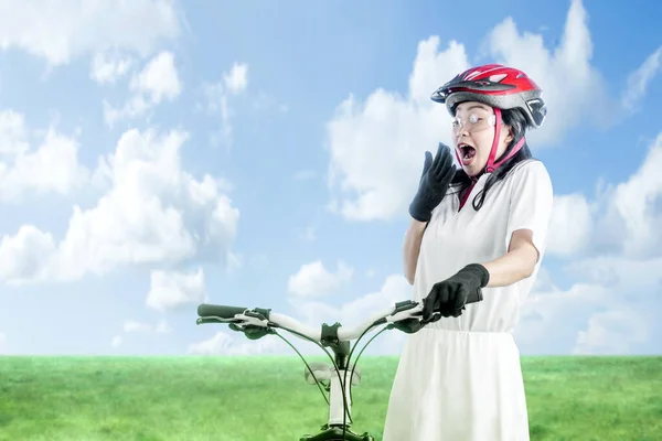 Азиатка Велосипедном Шлеме Стоит Рядом Велосипедом Лугу Всемирный День Велосипеда — стоковое фото