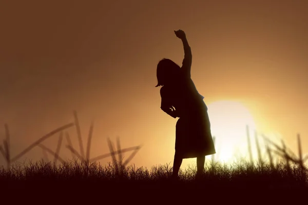 日没の背景と幸せな表情でバックパック付きの女の子のシルエット 世界こどもの日 — ストック写真