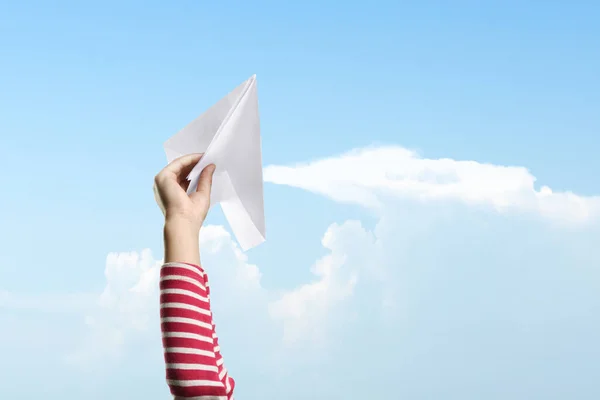 Dziewczyna Trzyma Papierowy Samolot Gotowy Startu Niebieskim Tle Nieba Światowy — Zdjęcie stockowe