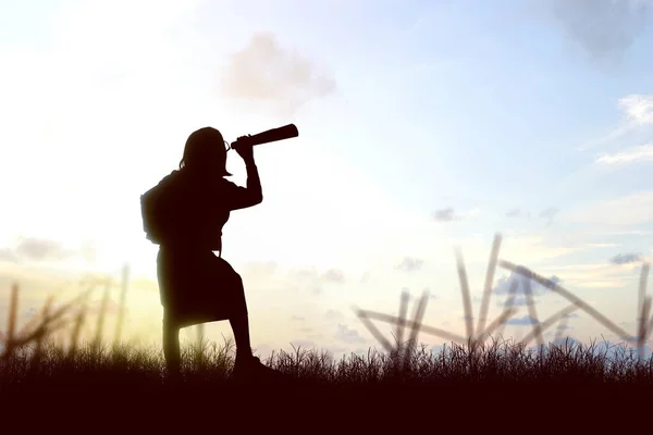 Silhouette Eines Kleinen Mädchens Mit Rucksack Und Fernglas Mit Sonnenuntergang — Stockfoto