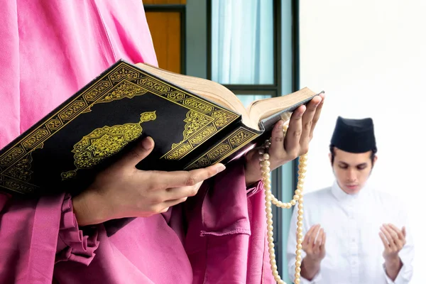 Azjatycka Muzułmańska Para Stoi Modli Się Razem Domu — Zdjęcie stockowe