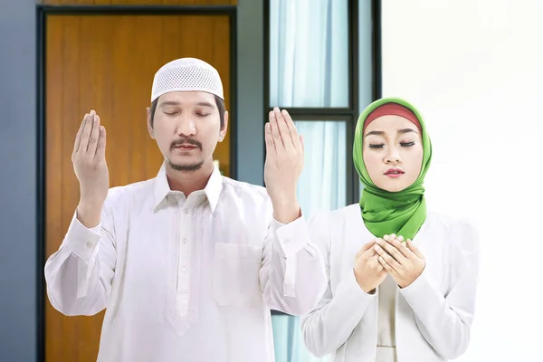 Couple Musulman Asiatique Debout Les Mains Levées Priant Ensemble Maison — Photo