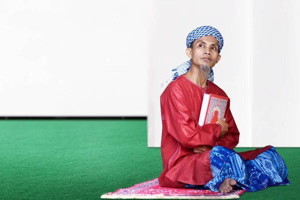 Asiático Muçulmano Homem Sentado Segurando Alcorão Mesquita — Fotografia de Stock