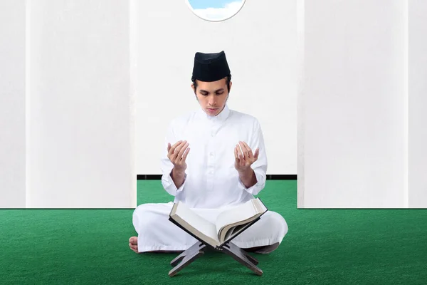 Asiatique Musulman Assis Tout Levant Les Mains Priant Sur Mosquée — Photo