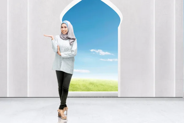 Asian Muslim Woman Veil Showing Something Mosque Empty Area Copy — Stock Photo, Image