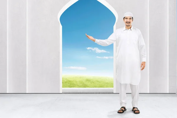 Aziatische Moslimman Toont Iets Moskee Lege Ruimte Voor Kopieerruimte — Stockfoto