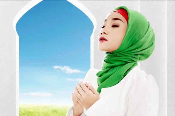 Asiatische Muslimin Einem Schleier Sitzt Während Erhobene Hände Und Beten — Stockfoto