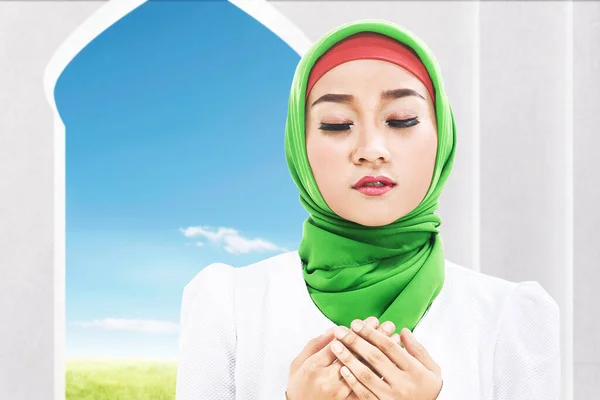 Asiatische Muslimin Einem Schleier Sitzt Während Erhobene Hände Und Beten — Stockfoto