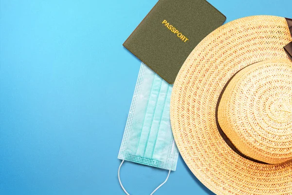 Renkli Bir Arka Planda Yüz Maskesi Olan Pasaport Şapka Yeni — Stok fotoğraf