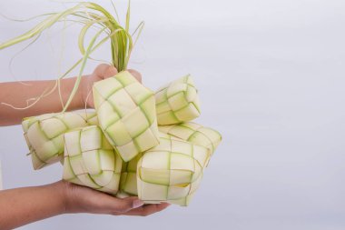 Ketupa (Rice Dumpling), Mübarek bayramında Endonezya 'nın geleneksel bir yiyeceğidir.