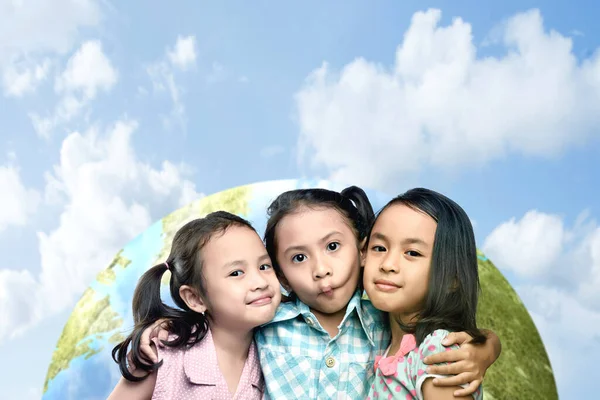 Azjatka Przytula Przyjaciół Błękitnym Tle Nieba Światowy Dzień Dziecka — Zdjęcie stockowe