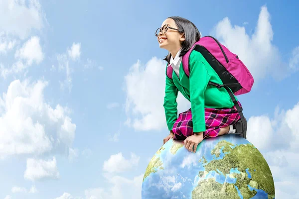 眼鏡とバックパックを地球上に座っているアジアの女の子 世界こどもの日 — ストック写真