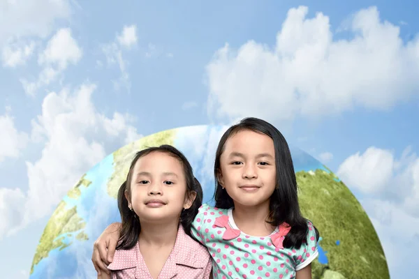 Asiatisches Kleines Mädchen Umarmt Ihre Freundin Vor Blauem Himmel Weltkindertag — Stockfoto