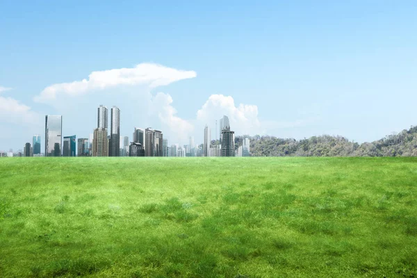 Skyskrapor Och Moderna Byggnader Med Gröna Ängsfält Och Blå Himmel — Stockfoto