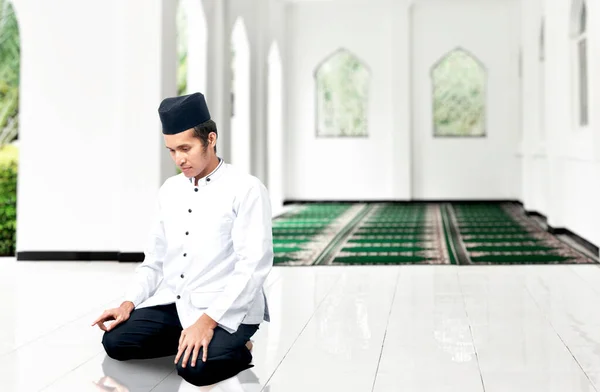 Homem Muçulmano Asiático Posição Oração Salat Mesquita — Fotografia de Stock