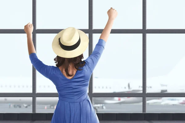 Vue Arrière Femme Asiatique Avec Chapeau Voyageant Sur Terminal Aéroport — Photo