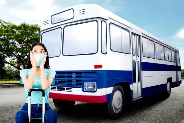 Asiatin Mit Gesichtsmaske Und Koffer Busbahnhof Reisen Der Neuen Normalität — Stockfoto