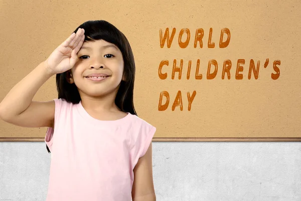 Azjatyckie Słodkie Dziewczyny Zabawnym Wyrażeniem Stojąc Światem Dzieci Dzień Tekst — Zdjęcie stockowe