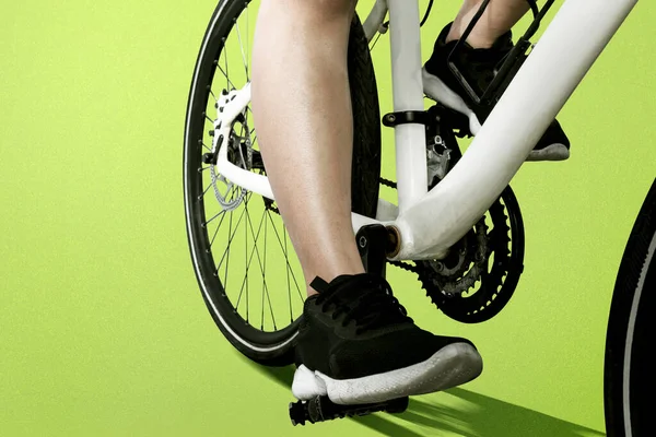 Widok Boku Kobiety Jazda Rowerze Kolorowym Tle — Zdjęcie stockowe