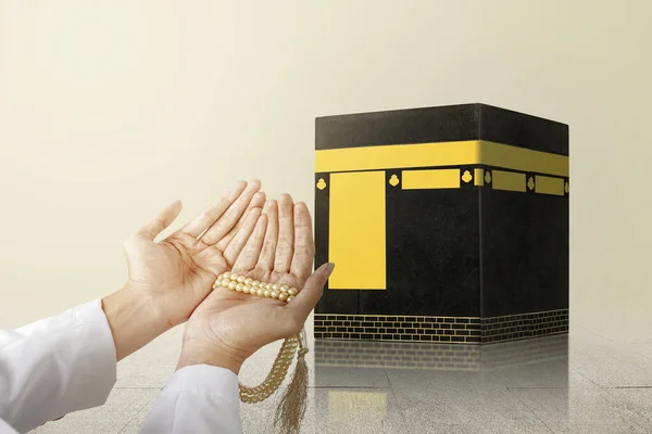 Homem Muçulmano Orando Com Contas Oração Suas Mãos Frente Kaaba — Fotografia de Stock